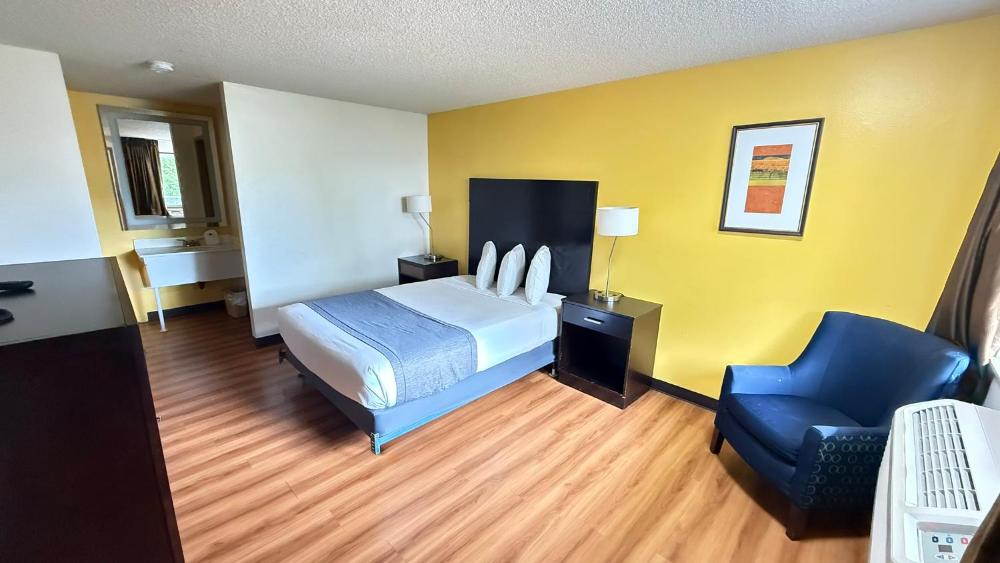 Queen Room interior